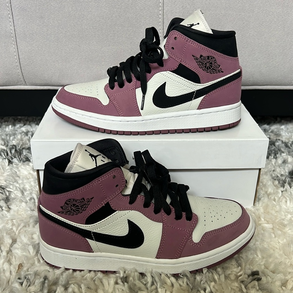 WMNS Air Jordan 1 MID SE - Light Mulberry/Black